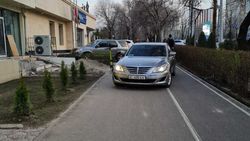 Водители продолжают ездить по тротуару по проспекту Айтматова. Фото