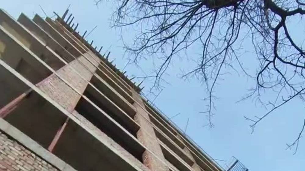 У стройки на Кулатова нет навеса над тротуаром. Этот вопрос в компетенции Госстроя