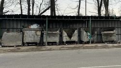 Разорванные мусорные баки на ул.Щербакова. Что с ними случилось? Фото горожанина