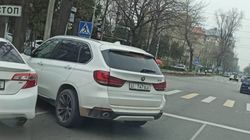 BMW X5 припарковали на перекрестке. Фото