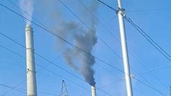 Горожанин жалуется на черный дым из трубы ТЭЦ. Фото
