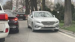 «Хендай» со штрафами 15000 сомов припарковали на встречке возле Жогорку Кенеша. Фото
