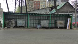 Горожанин жалуется на состояние мусорных баков на ул.Исанова. Фото