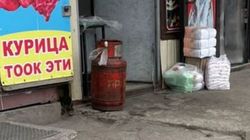 Возле гриль павильона в Тунгуче газбаллон стоит у тротуара. Фото горожанина