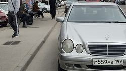 «Мерседес» с российскими номерами припарковали на остановке напротив Ортосайского рынка. Фото