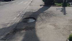 Когда заделают яму на тротуаре по ул.Дзержинского? Фото горожанина