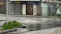 Прорыв трубы на ул.Баялинова: Вода топит дорогу. Видео