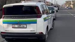 Машина муниципальной инспекции припаркована по встречке на Шукурова. Видео горожанина