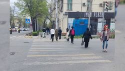 Отсутствие пешеходного светофора на Манаса-Московской создают сложности, - горожанин