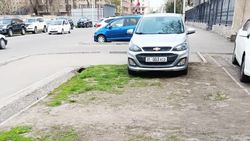 Chevrolet Spark припарковали в зеленой зоне на Рыскулова. Фото