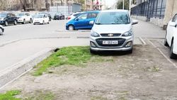 Водителя «Шевроле» оштрафовали на 5500 сомов за парковку в зеленой зоне на Рыскулова, - мэрия