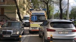 Карета скорой помощи частной медслужбы стоит на тротуаре по Айтматова. Фото горожанина