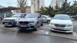 BMW Х5 со штрафами более 59 тыс. сомов припарковался на остановке. Фото
