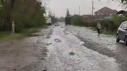 В Ак-Өргө во время дождя вода из арыка топит дорогу. Видео