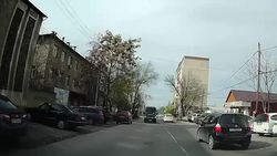 «Спринтер» едет против шерсти на Суюмбаева, создав аварийную ситуацию. Видео