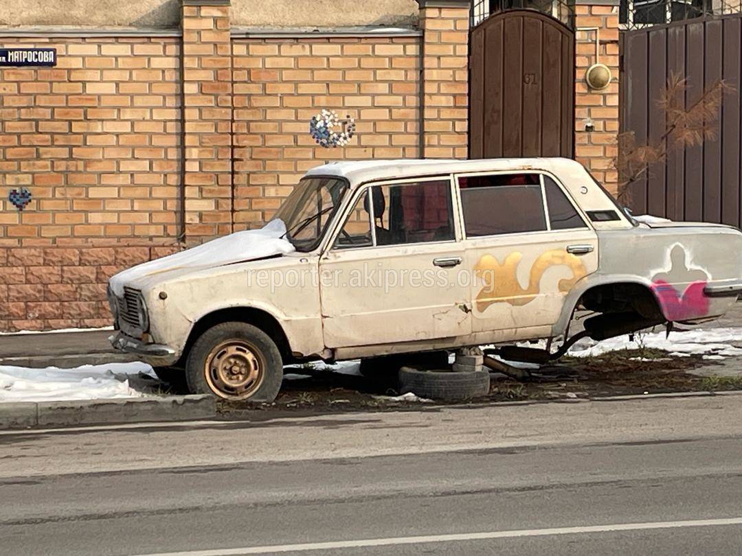 На ул.Матросова полгода стоит разобранный автомобиль. Фото