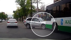 На Моссовете автомобиль без водителя пересек дорогу и врезался в автобус на остановке. Видео