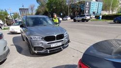 Водителя BMW Х5 со штрафами более 59 тыс. сомов оштрафовали еще на 1000 сомов за парковку на остановке. Фото