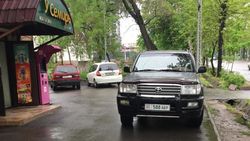 «Крузак» припарковали, заехав на новый тротуар по Абдрахманова. Фото