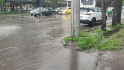 Дорогу и тротуар по Советской затопило после дождя. Видео