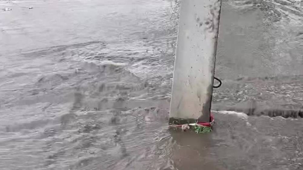 Тротуар по ул.Курманджан Датки превратился в арык. Видео