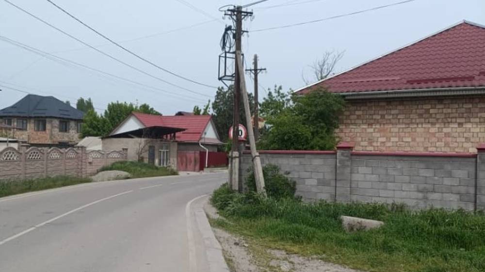 Житель мкр Достук просит передвинуть знак, который не видно из-за столба. Видео