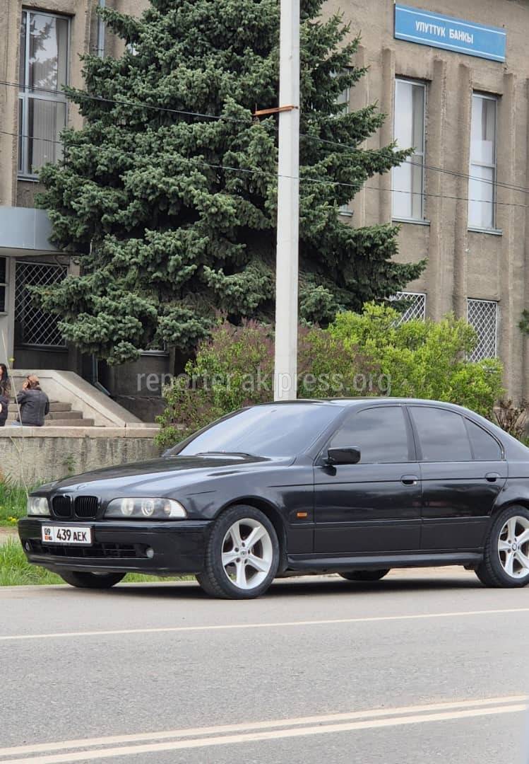 В Караколе замеченная полностью тонированная BMW 525 без разрешения. Фото