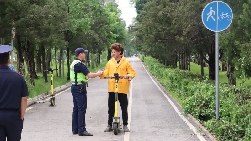 Police patrol officers remind traffic rules to owners of electric scooters, segways, and monocycles - Vimarsana News
