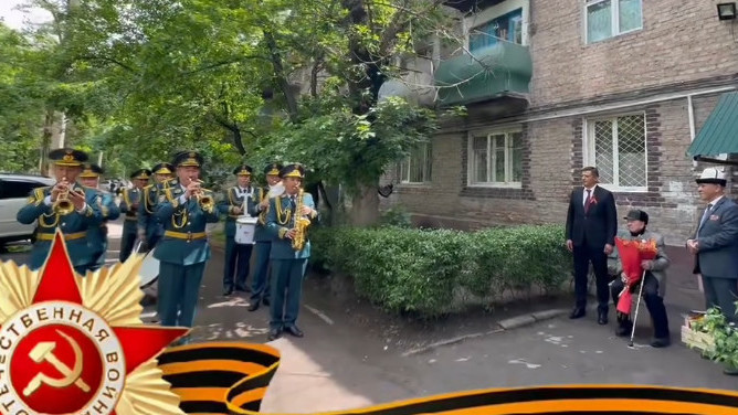Defense Ministry brass band and Sverdlovskiy district authorities make home visits to Leningrad siege survivors - Vimarsana News