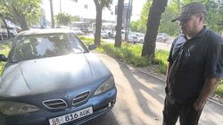 «Не знал и случайно припарковался». Горожанин записал видео с извинениями за парковку на тротуаре