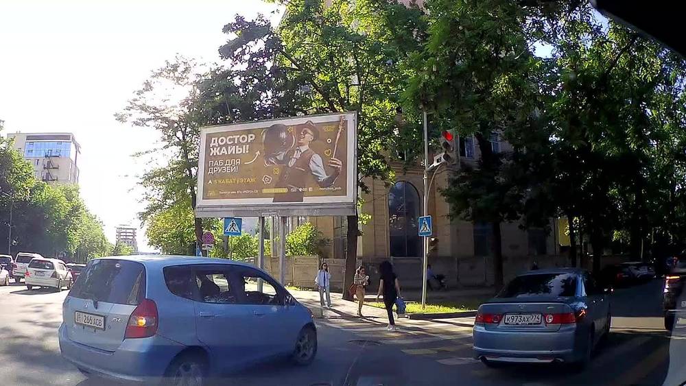 «Фит» повернул со второй полосы, едва не наехав на девушку. Видео