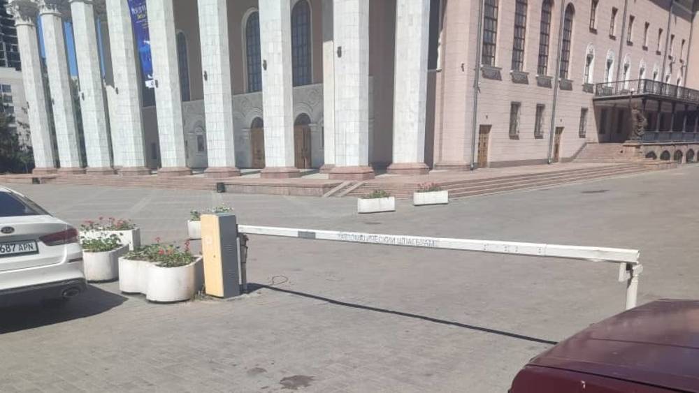 Законно ли у Театра оперы и балета установили шлагбаум? Фото горожанина