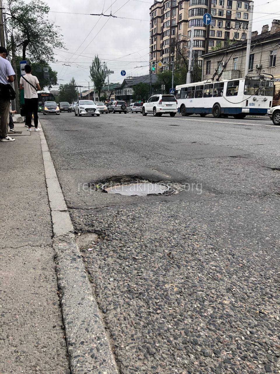 Перед остановкой на Советской провалился люк. Фото