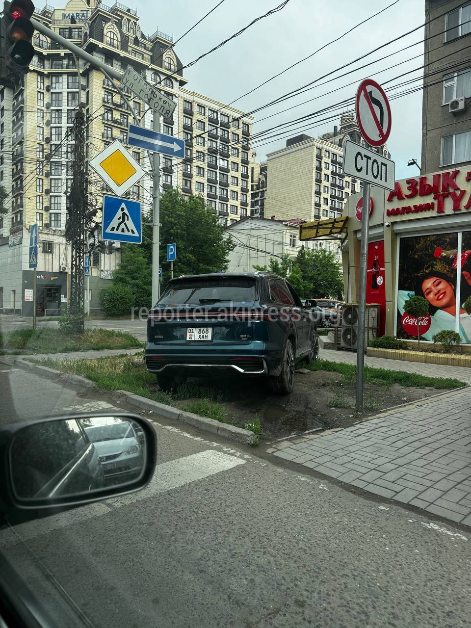 ХАНская парковка». Кроссовер «Джили Монджаро» оставили на газоне. Фото