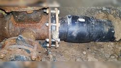 МП «Бишкекводоканал» устранил утечку воды из люка по улице Анкара