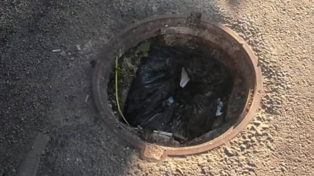 Два люка без крышки на тротуаре по ул.Ахунбаева. Видео горожанин