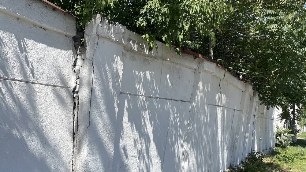 Аварийный забор на ул.Фучика все еще не отремонтировали. Фото горожанина