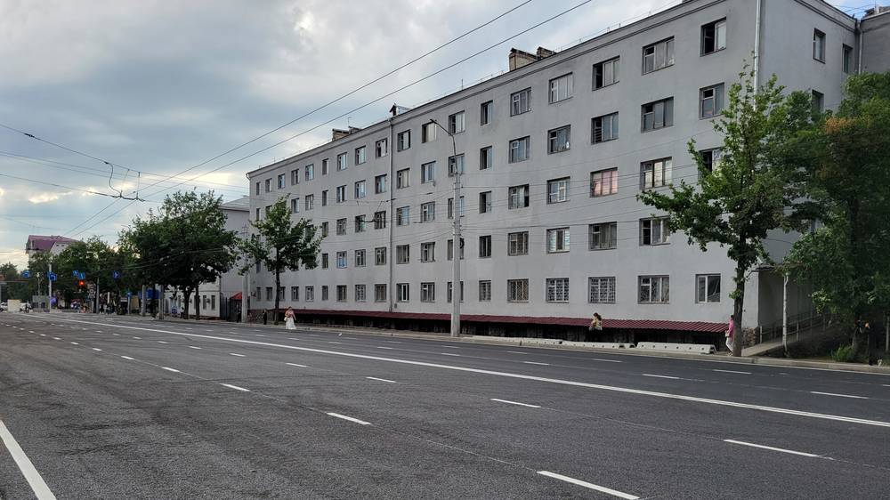 Почему на новой дороге по Ахунбаева нет полосы для общественного транспорта? - горожанин