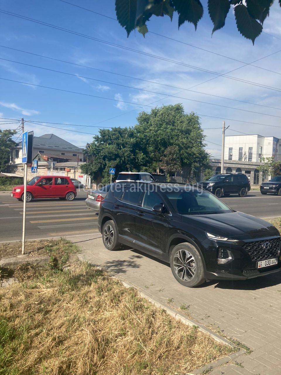 Хендай Санта Фе» припаркована на пешеходном переходе. Фото