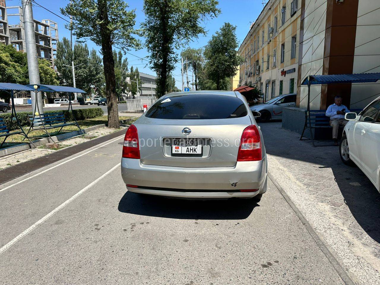 Ниссан» припаркован на тротуаре по Айтматова. Фото