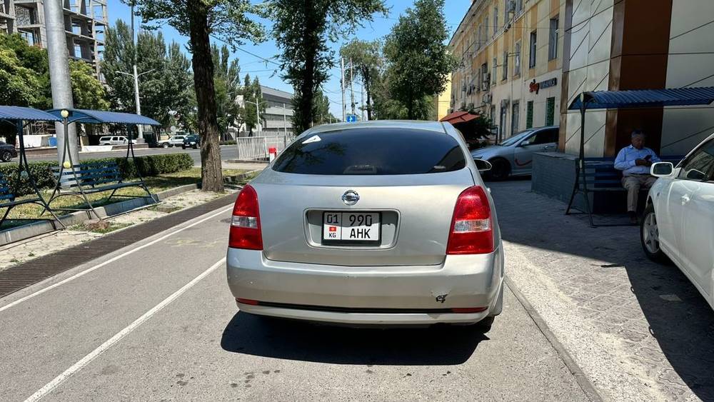 «Ниссан» припаркован на тротуаре по Айтматова. Фото