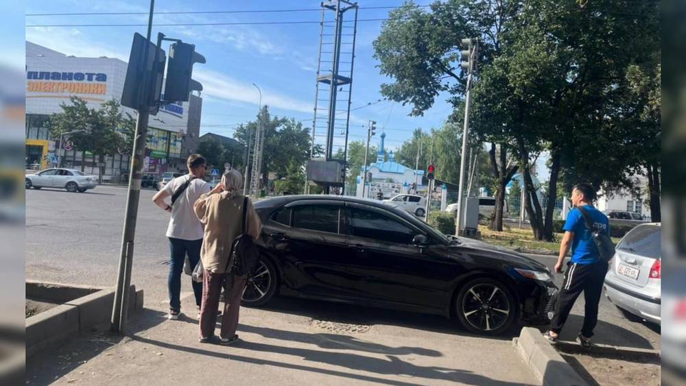 «Тойота Камри» припарковали на пешеходном переходе по Жибек Жолу