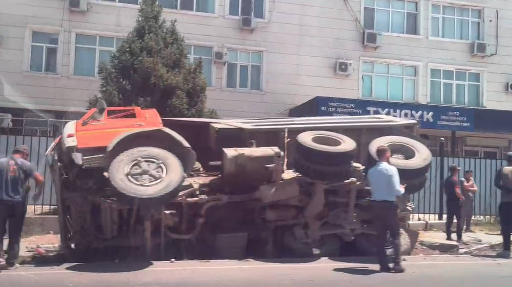 На ул.Токтоналиева перевернулся КамАЗ. Видео