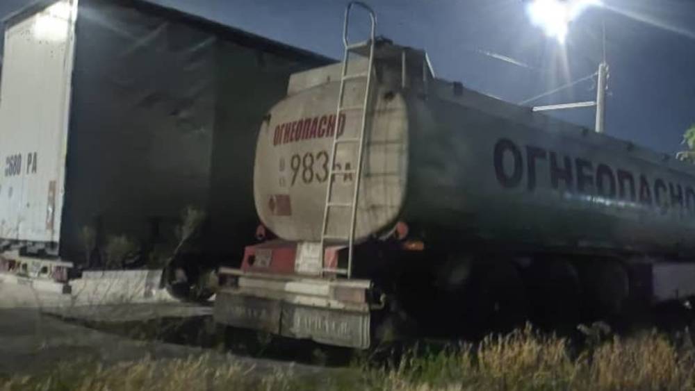 Горожанин просит убрать фуры, припаркованные на обочине по Дэн Сяопина. Фото