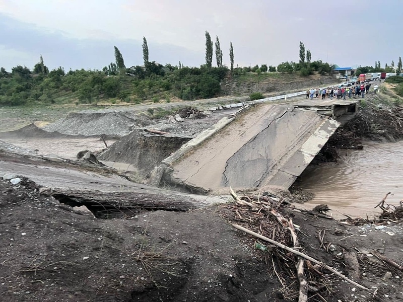 Moment of bridge collapse due to mudslide filmed in Nookat