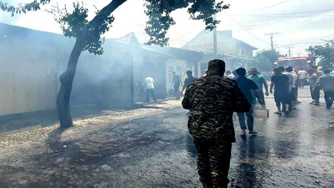 Пожар возле военной базы в оккупированном Мариуполе: в сети показали видео | Новини в Час Пік