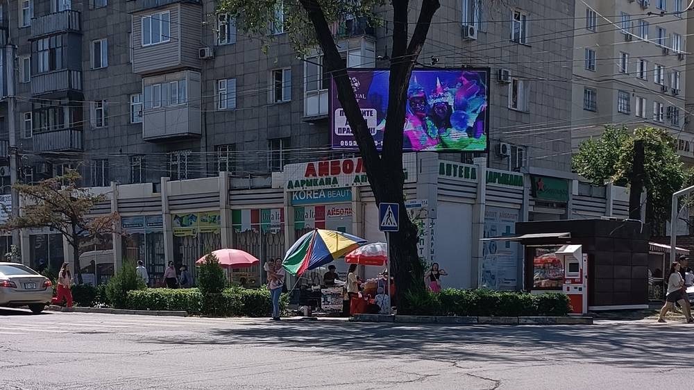 Стихийные торговцы у Военторга заняли весь тротуар. Фото