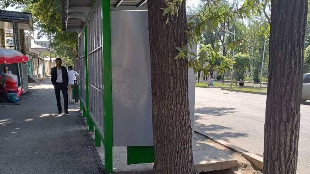 К остановке на Жибек Жолу сложно подойти с тротуара. Фото