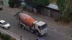 Бетономешалка едет задом на Ахунбаева. Видео