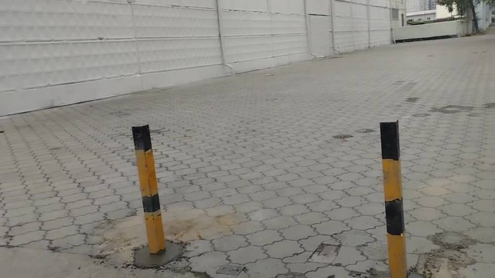 На Горького установили железные стойки, чтобы предотвратить парковку на тротуаре. Видео